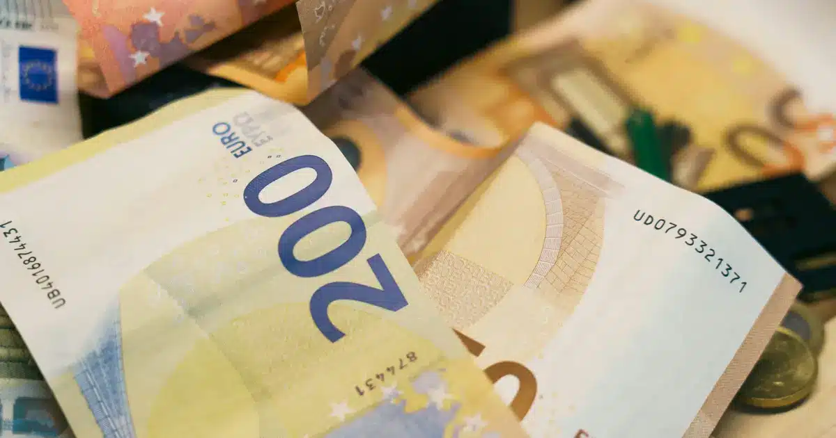 Η πεποίθηση ότι η ΔΥΠΑ (πρώην ΟΑΕΔ) πληρώνει μόνο όσους έχουν συγκεντρώσει εκατοντάδες ένσημα τα προηγούμενα χρόνια είναι ένας από τους μεγαλύτερους μύθους που επικρατούν στην αγορά εργασίας. Υπάρχει μια σειρά από επιδόματα και οικονομικές ενισχύσεις που απευθύνονται αποκλειστικά σε όσους δεν πληρούν τις προϋποθέσεις για το τακτικό επίδομα ανεργίας, σε νέους που ξεκινούν τώρα την αναζήτηση εργασίας ή σε κοινωνικά ευάλωτες ομάδες που βρίσκονται εκτός εργασιακού στίβου για μεγάλο διάστημα.