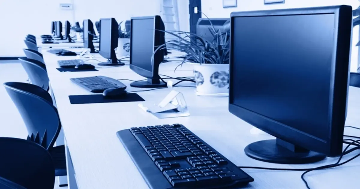 Η απόκτηση ενός voucher για δωρεάν σεμινάρια μέσω της ΔΥΠΑ δεν είναι απλώς μια ευκαιρία για επιμόρφωση, αλλά ένα άμεσο δικαίωμα που εξαργυρώνεται με εκπαιδευτικό επίδομα έως 1.000 ευρώ και επίσημη πιστοποίηση στις πιο περιζήτητες δεξιότητες της αγοράς. Σήμερα, Σάββατο 4 Απριλίου, και ενώ οι νέες προσκλήσεις για τις «πράσινες» και «ψηφιακές» δεξιότητες βρίσκονται στην κορύφωσή τους, είναι η κατάλληλη στιγμή να κατανοήσετε πώς θα κινηθείτε έξυπνα ανάμεσα στις πλατφόρμες, ώστε να μην χάσετε τη σειρά προτεραιότητας και να διασφαλίσετε την εισροή του επιδόματος στον λογαριασμό σας.