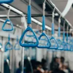 Η δωρεάν μετακίνηση στα Μέσα Μαζικής Μεταφοράς και η ένταξη στο Κοινωνικό Οικιακό Τιμολόγιο (ΚΟΤ) για φθηνότερο ρεύμα αποτελούν τα δύο βασικότερα προνόμια που δικαιούστε αυτόματα με την έκδοση της ψηφιακής κάρτας ανεργίας της ΔΥΠΑ. Για να ενεργοποιήσετε αυτές τις παροχές σήμερα, δεν χρειάζεται πλέον να επισκέπτεστε δημόσιες υπηρεσίες, καθώς η διασταύρωση των στοιχείων γίνεται ψηφιακά μέσω των εφαρμογών της ΔΥΠΑ, του ΟΑΣΑ και της ΗΔΙΚΑ.