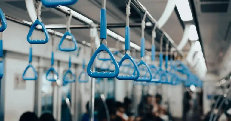 Η δωρεάν μετακίνηση στα Μέσα Μαζικής Μεταφοράς και η ένταξη στο Κοινωνικό Οικιακό Τιμολόγιο (ΚΟΤ) για φθηνότερο ρεύμα αποτελούν τα δύο βασικότερα προνόμια που δικαιούστε αυτόματα με την έκδοση της ψηφιακής κάρτας ανεργίας της ΔΥΠΑ. Για να ενεργοποιήσετε αυτές τις παροχές σήμερα, δεν χρειάζεται πλέον να επισκέπτεστε δημόσιες υπηρεσίες, καθώς η διασταύρωση των στοιχείων γίνεται ψηφιακά μέσω των εφαρμογών της ΔΥΠΑ, του ΟΑΣΑ και της ΗΔΙΚΑ.