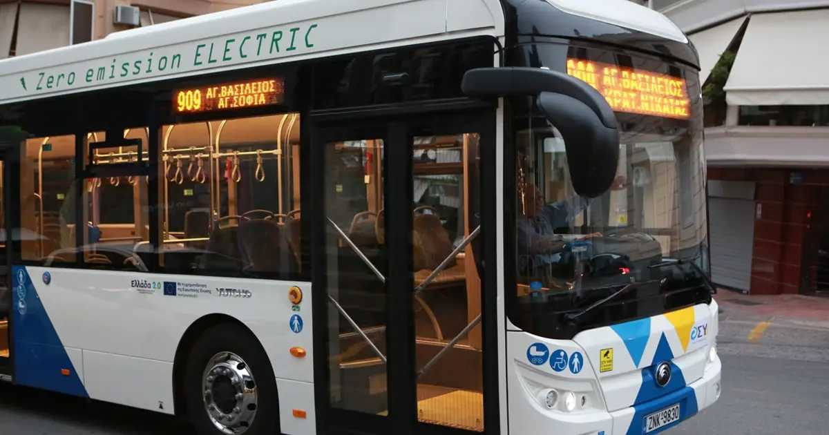 Είσαι εγγεγραμμένος άνεργος στο μητρώο της ΔΥΠΑ (πρώην ΟΑΕΔ) και αναρωτιέσαι αν δικαιούσαι να μετακινείσαι δωρεάν με το λεωφορείο, το μετρό ή τον ηλεκτρικό; Η απάντηση είναι ξεκάθαρα «ναι». Η δωρεάν μετακίνηση δεν είναι πολυτέλεια, αλλά ένα βασικό κοινωνικό δικαίωμα που έχει θεσπιστεί για να διευκολύνει την καθημερινότητά σου και να μειώσει τα έξοδα στην προσπάθειά σου να βρεις την επόμενη επαγγελματική σου στέγη.