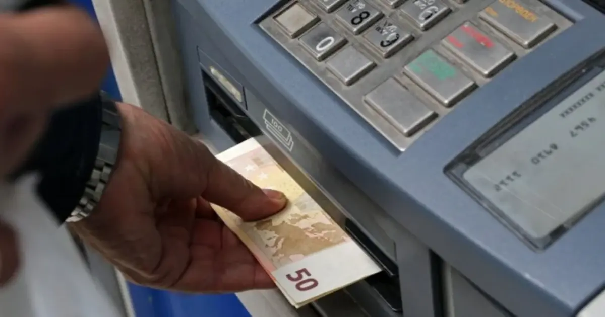 Αν λαμβάνετε τακτική επιδότηση ανεργίας ή κάποιο από τα βοηθήματα της ΔΥΠΑ που περιλαμβάνουν την εορταστική ενίσχυση, δεν χρειάζεται να υποβάλετε κάποια νέα αίτηση, καθώς το ποσό πιστώνεται αυτόματα στον τραπεζικό λογαριασμό που έχετε δηλώσει.