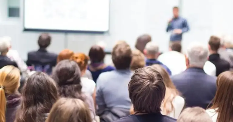 Η διαδικασία για να εκδώσετε τη βεβαίωση συμμετοχής σε προγράμματα κατάρτισης και σεμινάρια είναι απλή και γίνεται πλέον εξ ολοκλήρου ψηφιακά, επιτρέποντάς σας να κατοχυρώσετε τις ημέρες εκπαίδευσης ως χρόνο ανεργίας ή για κάθε άλλη νόμιμη χρήση. Αν συμμετέχετε σε κάποιο πρόγραμμα της ΔΥΠΑ (πρώην ΟΑΕΔ) ή άλλου πιστοποιημένου φορέα, η βεβαίωση αυτή είναι το «κλειδί» για να αποδείξετε την ενεργή σας κατάσταση και να διασφαλίσετε ότι το διάστημα της μάθησης προσμετράται σωστά στο προφίλ σας.