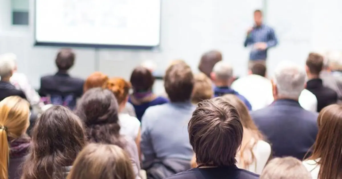 Η διαδικασία για να εκδώσετε τη βεβαίωση συμμετοχής σε προγράμματα κατάρτισης και σεμινάρια είναι απλή και γίνεται πλέον εξ ολοκλήρου ψηφιακά, επιτρέποντάς σας να κατοχυρώσετε τις ημέρες εκπαίδευσης ως χρόνο ανεργίας ή για κάθε άλλη νόμιμη χρήση. Αν συμμετέχετε σε κάποιο πρόγραμμα της ΔΥΠΑ (πρώην ΟΑΕΔ) ή άλλου πιστοποιημένου φορέα, η βεβαίωση αυτή είναι το «κλειδί» για να αποδείξετε την ενεργή σας κατάσταση και να διασφαλίσετε ότι το διάστημα της μάθησης προσμετράται σωστά στο προφίλ σας.