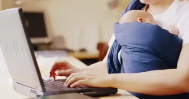 Το ερώτημα που απασχολεί χιλιάδες δικαιούχους αυτή τη στιγμή είναι ξεκάθαρο: Η αύξηση του κατώτατου μισθού συμπαρασύρει προς τα πάνω τα επιδόματα που λαμβάνουν οι άνεργοι και πώς ακριβώς επηρεάζονται το επίδομα μητρότητας και το επίδομα γάμου; Η απάντηση είναι θετική, καθώς οι αναπροσαρμογές στο νέο μισθολόγιο λειτουργούν ως «μοχλός» ανόδου για μια σειρά από κοινωνικές παροχές, διασφαλίζοντας ότι η στήριξη προς τις ευάλωτες ομάδες συμβαδίζει με τα τρέχοντα οικονομικά δεδομένα.