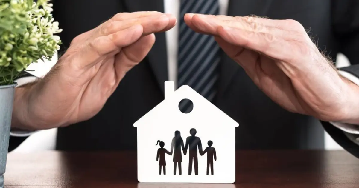 Η απώλεια της εργασίας φέρνει μαζί της μια σειρά από άγχη, με κυριότερο ίσως το ερώτημα: «Τι γίνεται αν αρρωστήσω και δεν έχω ένσημα;». Η απάντηση είναι ξεκάθαρη: Κανένας άνεργος δεν μένει χωρίς ιατροφαρμακευτική περίθαλψη στην Ελλάδα, ακόμα κι αν έχουν τελειώσει τα ένσημά του ή αν δεν δικαιούται πλέον το τακτικό επίδομα ανεργίας. Το κράτος προβλέπει συγκεκριμένες διαδικασίες ώστε η πρόσβαση σε γιατρούς, νοσοκομεία και φάρμακα να παραμένει ανοιχτή, αρκεί να γνωρίζετε ποια βήματα πρέπει να ακολουθήσετε και ποιες προϋποθέσεις ισχύουν αυτή τη στιγμή.