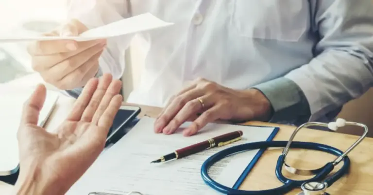 Αν βρίσκεστε σε περίοδο ανεργίας και ανησυχείτε για το αν είστε ασφαλιστικά ικανοί, θα πρέπει να γνωρίζετε ότι το κράτος εγγυάται τη δωρεάν παροχή υπηρεσιών υγείας μέσω του δημόσιου συστήματος (ΕΣΥ), ακόμη και αν το βιβλιάριο υγείας σας φαίνεται «ανενεργό» στα συστήματα του ΕΦΚΑ.