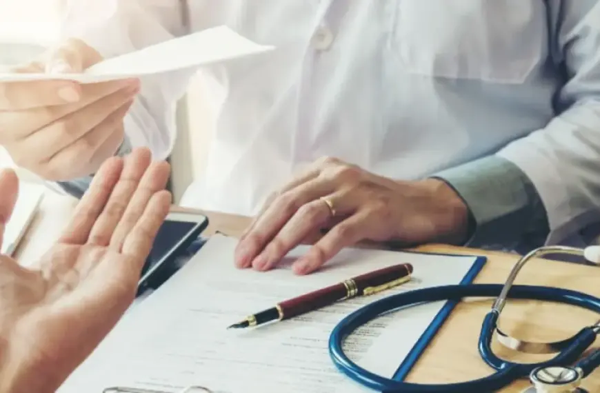 Αν βρίσκεστε σε περίοδο ανεργίας και ανησυχείτε για το αν είστε ασφαλιστικά ικανοί, θα πρέπει να γνωρίζετε ότι το κράτος εγγυάται τη δωρεάν παροχή υπηρεσιών υγείας μέσω του δημόσιου συστήματος (ΕΣΥ), ακόμη και αν το βιβλιάριο υγείας σας φαίνεται «ανενεργό» στα συστήματα του ΕΦΚΑ.