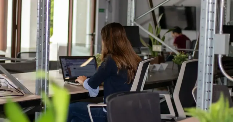 Τι αλλάζει στην καθημερινότητά σας με την επέκταση της ψηφιακής κάρτας εργασίας σε νέους κλάδους και πώς διασφαλίζονται οι υπερωρίες και τα διαλείμματά σας; Η εφαρμογή του μέτρου έχει μπει πλέον στην πιο κρίσιμη φάση της, καθώς από αυτόν τον μήνα χιλιάδες επιπλέον εργαζόμενοι σε τηλεπικοινωνίες, υπηρεσίες κτιρίων, ανθρώπινη υγεία και προσωπικές υπηρεσίες εντάσσονται στο σύστημα που καταγράφει σε πραγματικό χρόνο την είσοδο και την έξοδο από την εργασία.