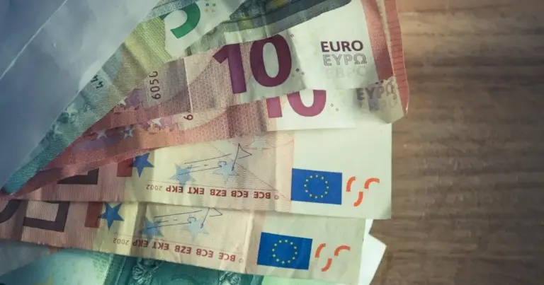 Το δώρο Πάσχα φέτος έρχεται με νέα δεδομένα, καθώς η πρόσφατη αύξηση του κατώτατου μισθού επηρεάζει άμεσα το τελικό ποσό που θα δείτε στον λογαριασμό σας. Αν αναρωτιέστε πότε ακριβώς πρέπει να πληρωθείτε, πώς υπολογίζονται τα μεροκάματα αν δουλέψατε λιγότερο χρόνο ή τι αλλάζει με τα νέα μισθολογικά κλιμάκια, οι απαντήσεις που ακολουθούν ξεκαθαρίζουν το τοπίο για κάθε εργαζόμενο στον ιδιωτικό τομέα.