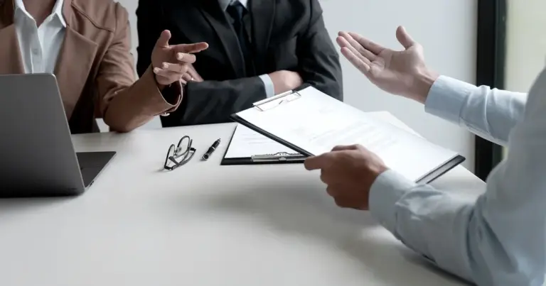 Με την είσοδο του Απριλίου 2026, οι νέες κλίμακες έχουν ήδη αρχίσει να αποτυπώνονται στις μισθοδοσίες, όμως οι απορίες παραμένουν, ειδικά γύρω από το θέμα των επιδομάτων και των παλαιών οφειλών.