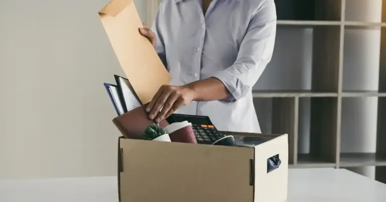 Η απόλυση ή η οικειοθελής αποχώρηση από μια εργασία δεν είναι ποτέ μια απλή τυπική διαδικασία· είναι μια στιγμή που εγείρει δεκάδες ερωτήματα για το τι δικαιούστε, πόσα χρήματα πρέπει να λάβετε και ποιες προθεσμίες τρέχουν. Αν αναρωτιέστε πώς ακριβώς υπολογίζεται η αποζημίωση απόλυσης, ποια είναι τα διαστήματα προειδοποίησης και τι ισχύει για τα δώρα ή τις άδειες που δεν πήρατε, βρίσκεστε στο σωστό σημείο.