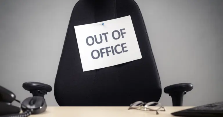 Η νέα άδεια για συνοδούς ασθενών είναι πλέον γεγονός και επιτρέπει σε χιλιάδες εργαζόμενους στον ιδιωτικό τομέα να απουσιάσουν από την εργασία τους για να φροντίσουν αγαπημένα τους πρόσωπα, χωρίς να χάσουν το μεροκάματο ή να αναγκαστούν να χρησιμοποιήσουν την κανονική τους άδεια. Αν αναρωτιέστε πώς θα τη λάβετε, η διαδικασία απαιτεί την υποβολή σχετικής ιατρικής γνωμάτευσης και την ενημέρωση του εργοδότη, προσφέροντας έως και 5 ημέρες ετησίως με πλήρεις αποδοχές.