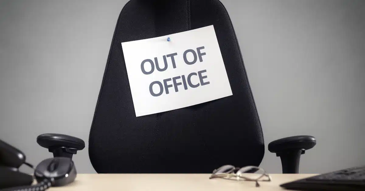 Η νέα άδεια για συνοδούς ασθενών είναι πλέον γεγονός και επιτρέπει σε χιλιάδες εργαζόμενους στον ιδιωτικό τομέα να απουσιάσουν από την εργασία τους για να φροντίσουν αγαπημένα τους πρόσωπα, χωρίς να χάσουν το μεροκάματο ή να αναγκαστούν να χρησιμοποιήσουν την κανονική τους άδεια. Αν αναρωτιέστε πώς θα τη λάβετε, η διαδικασία απαιτεί την υποβολή σχετικής ιατρικής γνωμάτευσης και την ενημέρωση του εργοδότη, προσφέροντας έως και 5 ημέρες ετησίως με πλήρεις αποδοχές.