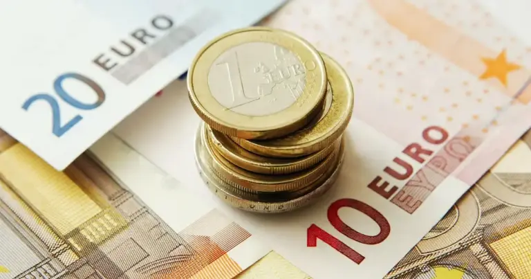 Από σήμερα, 1η Απριλίου 2026, η άνοδος του κατώτατου μισθού στα 920 ευρώ ενεργοποιεί αυτόματα μια αλυσίδα αυξήσεων σε 18 βασικά επιδόματα και κοινωνικές παροχές που επηρεάζουν την καθημερινότητα εκατοντάδων χιλιάδων πολιτών. Δεν πρόκειται απλώς για μια αναπροσαρμογή του βασικού μισθού στον ιδιωτικό τομέα, αλλά για μια συνολική ενίσχυση του κοινωνικού διχτυού, καθώς το επίδομα ανεργίας, οι παροχές μητρότητας και τα ειδικά βοηθήματα της ΔΥΠΑ συνδέονται άμεσα με το ημερομίσθιο του ανειδίκευτου εργάτη.