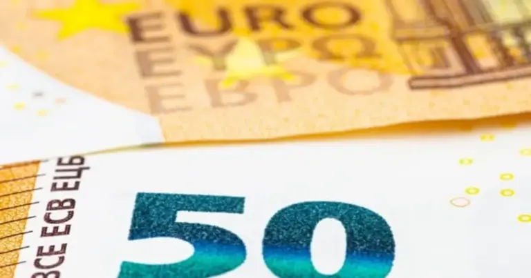 Ο Απρίλιος του 2026 φέρνει ουσιαστικές αλλαγές στην τσέπη χιλιάδων εργαζομένων στον ιδιωτικό τομέα, καθώς η συμπλήρωση των τριετιών συνδυάζεται πλέον με τον νέο κατώτατο μισθό που διαμορφώνεται στα 920 ευρώ. Για πολλούς μισθωτούς, αυτός ο μήνας είναι η στιγμή που «κλειδώνει» το δικαίωμα για την προσαύξηση λόγω προϋπηρεσίας, μετατρέποντας τον χρόνο εργασίας σε άμεση οικονομική ενίσχυση. Αν αναρωτιέστε πότε θα δείτε την πρώτη αύξηση στον λογαριασμό σας ή πώς υπολογίζεται το επίδομα με τα νέα δεδομένα, οι απαντήσεις βρίσκονται στον σωστό υπολογισμό των ενσήμων σας πριν και μετά το μεγάλο «πάγωμα».