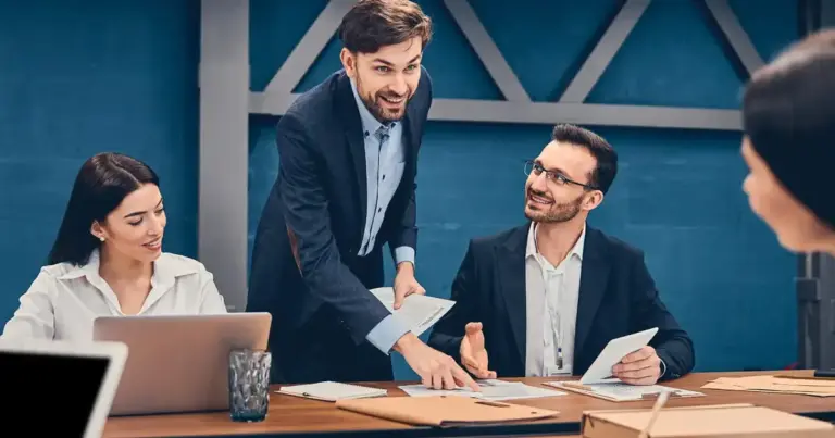 Πληρώνονται τελικά οι ώρες που αφιερώνετε σε σεμινάρια και εκπαιδεύσεις; Η απάντηση είναι ξεκάθαρη: Κάθε μορφή κατάρτισης που επιβάλλεται από τον εργοδότη ή είναι απαραίτητη για την εκτέλεση της εργασίας σας, θεωρείται από τον νόμο χρόνος πραγματικής εργασίας. Αυτό σημαίνει ότι όχι μόνο πρέπει να πραγματοποιείται εντός του εργασιακού ωραρίου, αλλά αν γίνει εκτός αυτού, οφείλεται πρόσθετη αμοιβή ή υπερωρία.