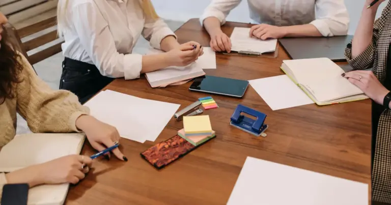 Ο εργοδότης σας είναι υποχρεωμένος να καλύψει το πλήρες κόστος της επαγγελματικής κατάρτισης και των σεμιναρίων όταν αυτά απαιτούνται από τη νομοθεσία για την εκτέλεση της εργασίας σας ή όταν η συμμετοχή σε αυτά επιβάλλεται από την ίδια την επιχείρηση. Τον Απρίλιο του 2026, με την αυστηροποίηση του πλαισίου για την υγεία και την ασφάλεια αλλά και τις νέες οδηγίες για τον ψηφιακό μετασχηματισμό, πολλοί εργαζόμενοι αναρωτιούνται αν πρέπει να βάλουν το χέρι στην τσέπη για να παραμείνουν ανταγωνιστικοί. Η απάντηση της εργατικής νομοθεσίας είναι σαφής: κάθε εκπαίδευση που είναι αναγκαία για τη διεκπεραίωση των καθηκόντων σας όχι μόνο πρέπει να πληρώνεται από την εταιρεία, αλλά ο χρόνος παρακολούθησής της οφείλει να προσμετράται ως κανονικός χρόνος εργασίας με πλήρεις αποδοχές.