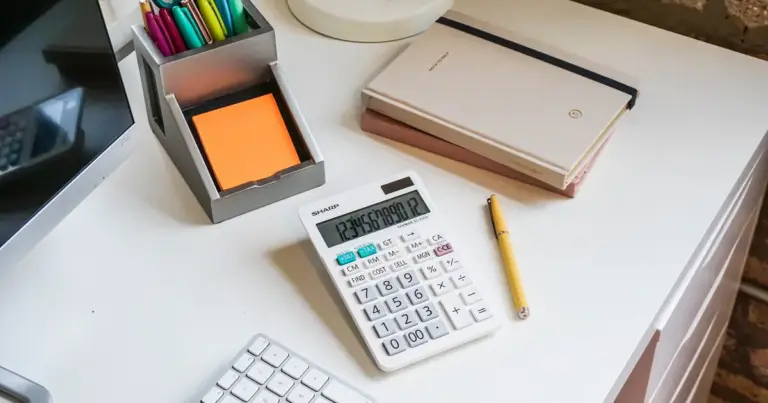 Αν αναρωτιέστε αν ο μισθός που μπαίνει κάθε μήνα στον λογαριασμό σας είναι πράγματι αυτός που δικαιούστε βάσει νόμου, δεν είστε οι μόνοι. Ένα από τα πιο συχνά φαινόμενα στην ελληνική αγορά εργασίας είναι ο λανθασμένος υπολογισμός των αποδοχών, είτε από πρόθεση είτε από αμέλεια των λογιστηρίων. Το κρίσιμο ερώτημα όμως είναι ένα: Αν διαπιστώσετε σήμερα ότι ο εργοδότης σας σάς χρωστάει χρήματα από το παρελθόν, πώς μπορείτε να τα διεκδικήσετε και τι ορίζει η νομοθεσία για τα αναδρομικά;