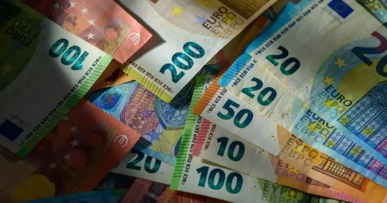 Με την αύξηση του βασικού μισθού από σήμερα, ο υπολογισμός της προσαύξησης λόγω προϋπηρεσίας στον ιδιωτικό τομέα αλλάζει επίπεδο καθώς συμπαρασύρει αυτόματα και το ύψος των τριετιών.