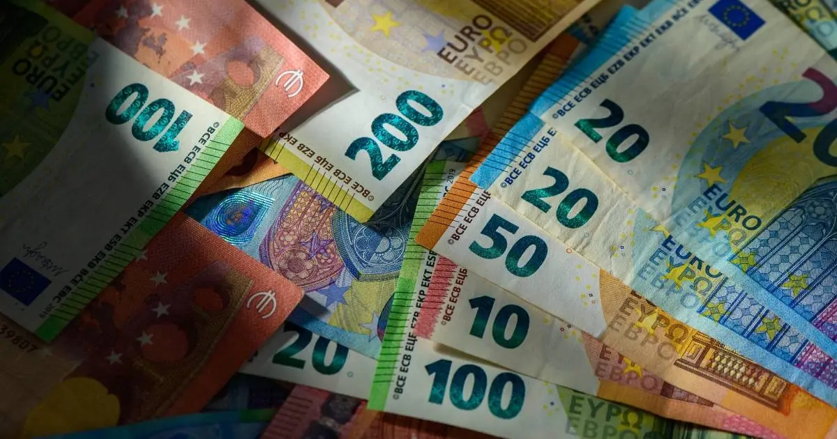 Με την αύξηση του βασικού μισθού από σήμερα, ο υπολογισμός της προσαύξησης λόγω προϋπηρεσίας στον ιδιωτικό τομέα αλλάζει επίπεδο καθώς συμπαρασύρει αυτόματα και το ύψος των τριετιών.