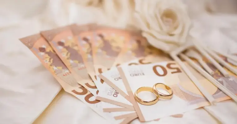 Το επίδομα γάμου αποτελεί ένα από τα πιο πολυσυζητημένα δικαιώματα των εργαζομένων στον ιδιωτικό τομέα, ειδικά μετά τις αλλαγές που έφερε το ξεπάγωμα των τριετιών και οι νέες ρυθμίσεις στις συλλογικές συμβάσεις. Αν αναρωτιέστε πώς θα υπολογίσετε το ποσό που δικαιούστε να δείτε στον λογαριασμό σας, η απάντηση κρύβεται στον συνδυασμό του βασικού σας μισθού με τις τρέχουσες συλλογικές συμβάσεις εργασίας που παραμένουν σε ισχύ.