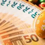 Πρακτικά, αυτό σημαίνει ότι η αμοιβή σας για εκείνη την ημέρα θα είναι αισθητά αυξημένη σε σχέση με ένα απλό μεροκάματο, ενώ ο τρόπος που θα δείτε τα χρήματα αυτά στην εκκαθάρισή σας εξαρτάται από το αν αμείβεστε με ημερομίσθιο ή με μηνιαίο μισθό.