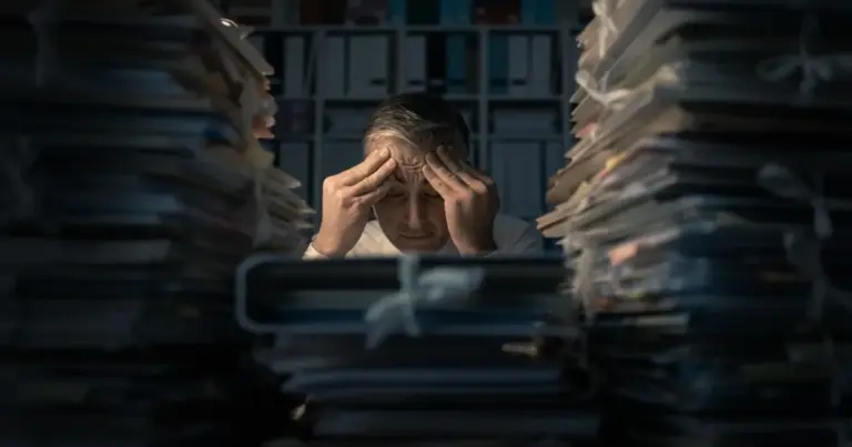 Η αύξηση του κατώτατου μισθού στα 910 ευρώ από την 1η Απριλίου 2026 συμπαρασύρει αυτόματα και το κόστος της υπερεργασίας, η οποία πλέον αμείβεται με ωρομίσθιο προσαυξημένο κατά 20%.