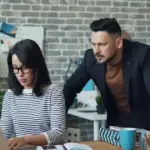 Ο εργαζόμενος που απασχολείται με το καθεστώς του δανεισμού δικαιούται, βάσει νόμου, ίδιο μισθό και την ίδια ακριβώς ασφαλιστική κάλυψη με το προσωπικό που προσλαμβάνεται απευθείας από τον έμμεσο εργοδότη για την ίδια θέση.