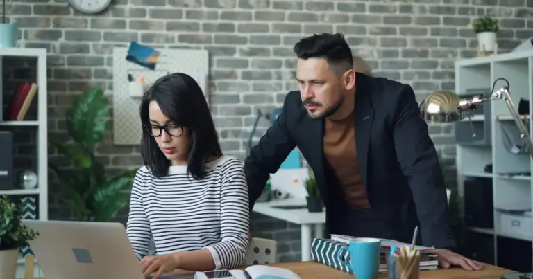 Ο εργαζόμενος που απασχολείται με το καθεστώς του δανεισμού δικαιούται, βάσει νόμου, ίδιο μισθό και την ίδια ακριβώς ασφαλιστική κάλυψη με το προσωπικό που προσλαμβάνεται απευθείας από τον έμμεσο εργοδότη για την ίδια θέση.