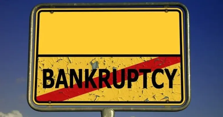 Η διαδικασία αυτή αποτελεί τη μοναδική άμεση «σανίδα σωτηρίας» για όσους βλέπουν την εταιρεία τους να κλείνει, καθώς οι απαιτήσεις τους από την πτωχευτική περιουσία συνήθως καθυστερούν χρόνια.