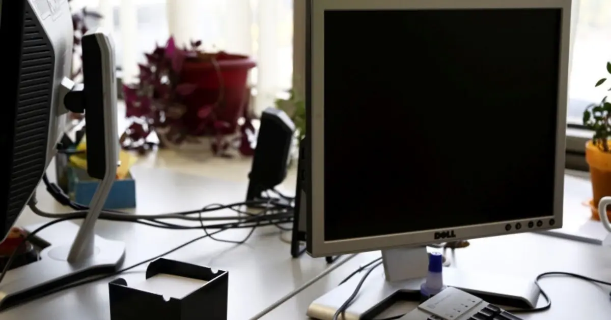 Η άδεια ειδικού σκοπού αποτελεί ένα από τα πιο κρίσιμα εργαλεία στήριξης για τους εργαζόμενους γονείς και το 2026 το πλαίσιο γύρω από τη χορήγηση και την αμοιβή της έχει πλέον σταθεροποιηθεί, προσφέροντας συγκεκριμένες λύσεις σε περιπτώσεις ανάγκης. Αν αναρωτιέστε πότε δικαιούστε να την πάρετε, πόσες μέρες μπορείτε να λείψετε από την εργασία σας και –κυρίως– πώς θα πληρωθείτε, οι απαντήσεις βρίσκονται στις ισχύουσες διατάξεις που ρυθμίζουν τις εργασιακές σχέσεις στον ιδιωτικό και δημόσιο τομέα.