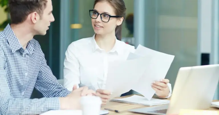 Η μονομερής αλλαγή του τόπου εργασίας από τον εργοδότη χωρίς τη δική σας συγκατάθεση αποτελεί ένα από τα πιο κρίσιμα ζητήματα του εργατικού δικαίου το 2026, καθώς μπορεί να θεωρηθεί «βλαπτική μεταβολή» των όρων εργασίας σας και να οδηγήσει ακόμη και σε έμμεση απόλυση με δικαίωμα αποζημίωσης. Αν ο εργοδότης σάς ανακοίνωσε ξαφνικά ότι πρέπει να μετακινηθείτε σε άλλη πόλη, σε άλλο υποκατάστημα ή ακόμη και να επιστρέψετε στο γραφείο ενώ η σύμβασή σας προέβλεπε τηλεργασία, είναι απαραίτητο να γνωρίζετε τα όρια του διευθυντικού δικαιώματος και τις προϋποθέσεις κάτω από τις οποίες μπορείτε να αρνηθείτε τη μετακίνηση χωρίς να χάσετε τη δουλειά σας.