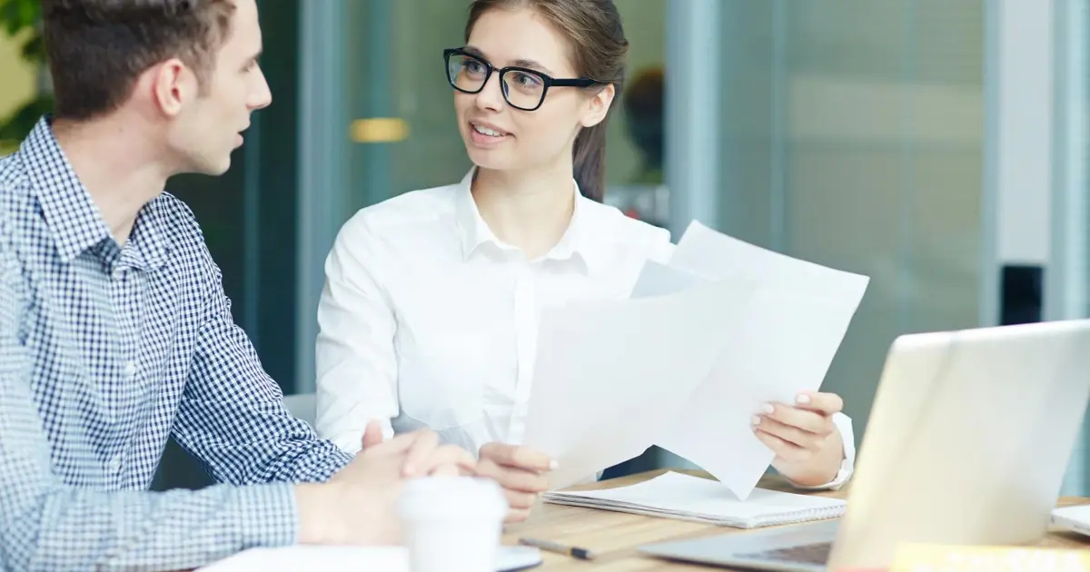 Η μονομερής αλλαγή του τόπου εργασίας από τον εργοδότη χωρίς τη δική σας συγκατάθεση αποτελεί ένα από τα πιο κρίσιμα ζητήματα του εργατικού δικαίου το 2026, καθώς μπορεί να θεωρηθεί «βλαπτική μεταβολή» των όρων εργασίας σας και να οδηγήσει ακόμη και σε έμμεση απόλυση με δικαίωμα αποζημίωσης. Αν ο εργοδότης σάς ανακοίνωσε ξαφνικά ότι πρέπει να μετακινηθείτε σε άλλη πόλη, σε άλλο υποκατάστημα ή ακόμη και να επιστρέψετε στο γραφείο ενώ η σύμβασή σας προέβλεπε τηλεργασία, είναι απαραίτητο να γνωρίζετε τα όρια του διευθυντικού δικαιώματος και τις προϋποθέσεις κάτω από τις οποίες μπορείτε να αρνηθείτε τη μετακίνηση χωρίς να χάσετε τη δουλειά σας.