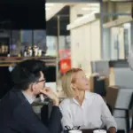 Η εργασία την Κυριακή του Πάσχα συνοδεύεται από συγκεκριμένους κανόνες αμοιβής που εξασφαλίζουν ότι η απασχόληση σε μια τέτοια ημέρα υποχρεωτικής αργίας αποζημιώνεται με την προβλεπόμενη προσαύξηση 75% επί του νόμιμου ωρομισθίου, καθώς και με πρόσθετες απολαβές ανάλογα με το αν ο εργαζόμενος αμείβεται με ημερομίσθιο ή μηνιαίο μισθό. Καθώς βρισκόμαστε στην καρδιά της εορταστικής περιόδου, χιλιάδες εργαζόμενοι στον επισιτισμό, τον τουρισμό, τις μεταφορές και άλλους κλάδους πρώτης γραμμής ετοιμάζονται να αναλάβουν βάρδια, και είναι απαραίτητο να γνωρίζουν ακριβώς τι πρέπει να δουν στην εκκαθάριση της μισθοδοσίας τους για να μην υπάρξουν παρερμηνείες ή απώλειες εισοδήματος.