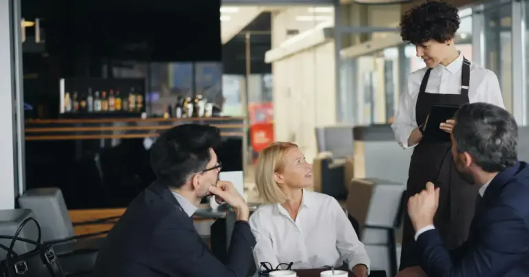 Η εργασία την Κυριακή του Πάσχα συνοδεύεται από συγκεκριμένους κανόνες αμοιβής που εξασφαλίζουν ότι η απασχόληση σε μια τέτοια ημέρα υποχρεωτικής αργίας αποζημιώνεται με την προβλεπόμενη προσαύξηση 75% επί του νόμιμου ωρομισθίου, καθώς και με πρόσθετες απολαβές ανάλογα με το αν ο εργαζόμενος αμείβεται με ημερομίσθιο ή μηνιαίο μισθό. Καθώς βρισκόμαστε στην καρδιά της εορταστικής περιόδου, χιλιάδες εργαζόμενοι στον επισιτισμό, τον τουρισμό, τις μεταφορές και άλλους κλάδους πρώτης γραμμής ετοιμάζονται να αναλάβουν βάρδια, και είναι απαραίτητο να γνωρίζουν ακριβώς τι πρέπει να δουν στην εκκαθάριση της μισθοδοσίας τους για να μην υπάρξουν παρερμηνείες ή απώλειες εισοδήματος.