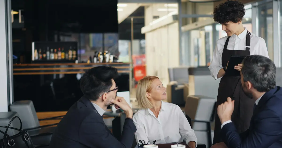 Η εργασία την Κυριακή του Πάσχα συνοδεύεται από συγκεκριμένους κανόνες αμοιβής που εξασφαλίζουν ότι η απασχόληση σε μια τέτοια ημέρα υποχρεωτικής αργίας αποζημιώνεται με την προβλεπόμενη προσαύξηση 75% επί του νόμιμου ωρομισθίου, καθώς και με πρόσθετες απολαβές ανάλογα με το αν ο εργαζόμενος αμείβεται με ημερομίσθιο ή μηνιαίο μισθό. Καθώς βρισκόμαστε στην καρδιά της εορταστικής περιόδου, χιλιάδες εργαζόμενοι στον επισιτισμό, τον τουρισμό, τις μεταφορές και άλλους κλάδους πρώτης γραμμής ετοιμάζονται να αναλάβουν βάρδια, και είναι απαραίτητο να γνωρίζουν ακριβώς τι πρέπει να δουν στην εκκαθάριση της μισθοδοσίας τους για να μην υπάρξουν παρερμηνείες ή απώλειες εισοδήματος.