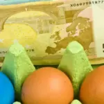 Πώς αμείβονται η Μεγάλη Παρασκευή, το Μεγάλο Σάββατο, η Κυριακή του Πάσχα και η Δευτέρα του Πάσχα; Αυτό είναι το βασικό ερώτημα που απασχολεί χιλιάδες εργαζόμενους στον ιδιωτικό τομέα όσο πλησιάζουν οι γιορτές, καθώς ο τρόπος πληρωμής διαφοροποιείται ανάλογα με το αν μια ημέρα θεωρείται υποχρεωτική αργία, κατ’ έθιμον αργία ή εργάσιμη.