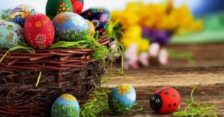 Πόσα χρήματα θα πάρετε για τις ημέρες του Πάσχα, ποιες μέρες θεωρούνται υποχρεωτικές αργίες και τι αλλάζει φέτος με τη μεταφορά της Πρωτομαγιάς; Αυτά είναι τα ερωτήματα που απασχολούν κάθε εργαζόμενο στον ιδιωτικό τομέα καθώς πλησιάζουμε στη Μεγάλη Εβδομάδα. Η νομοθεσία είναι ξεκάθαρη, όμως οι λεπτομέρειες για το δώρο Πάσχα, την προσαύξηση του 75% και το καθεστώς της Μεγάλης Παρασκευής συχνά προκαλούν μπερδέματα ανάμεσα σε εργοδότες και προσωπικό.