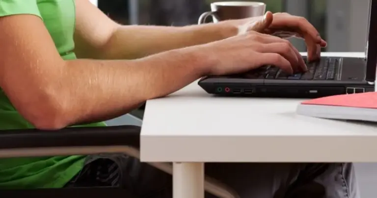 Για να είμαστε απόλυτα ειλικρινείς και να μην δημιουργούνται λανθασμένες προσδοκίες, η γενική εργατική νομοθεσία στην Ελλάδα δεν προβλέπει ένα οριζόντιο «επίδομα υπολογιστή» που να καταβάλλεται υποχρεωτικά σε κάθε υπάλληλο γραφείου.