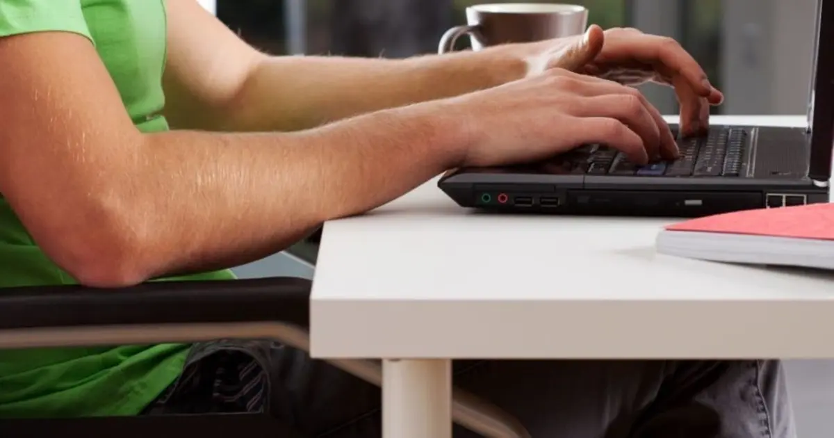 Για να είμαστε απόλυτα ειλικρινείς και να μην δημιουργούνται λανθασμένες προσδοκίες, η γενική εργατική νομοθεσία στην Ελλάδα δεν προβλέπει ένα οριζόντιο «επίδομα υπολογιστή» που να καταβάλλεται υποχρεωτικά σε κάθε υπάλληλο γραφείου.