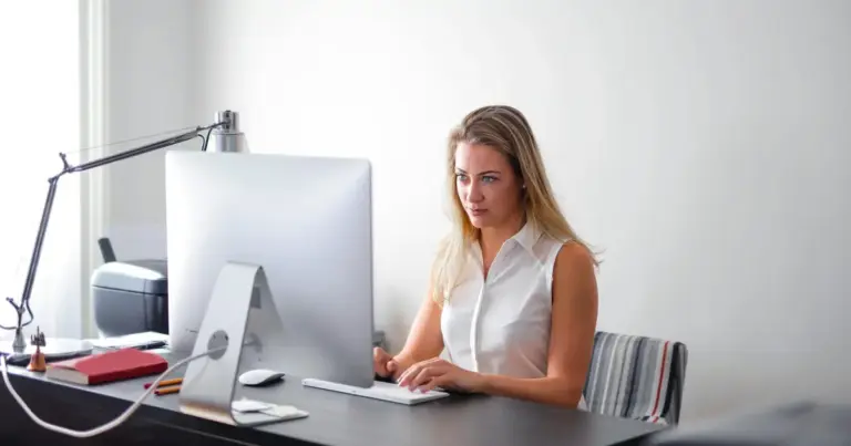 Κάθε σύμβαση τηλεεργασίας το 2026 οφείλει να περιλαμβάνει ρητά το δικαίωμα αποσύνδεσης και την πλήρη κάλυψη του κόστους εξοπλισμού από τον εργοδότη, καθώς οι έλεγχοι της Επιθεώρησης Εργασίας έχουν ενταθεί για την προστασία του ωραρίου των εργαζομένων. Αν η σύμβασή σας δεν αναφέρει συγκεκριμένα ποσά για τη χρήση του χώρου σας ή τις ώρες που οφείλετε να είστε "online", τότε βρίσκεται εκτός του ισχύοντος νομικού πλαισίου που ρυθμίζει την εξ αποστάσεως εργασία στην Ελλάδα.