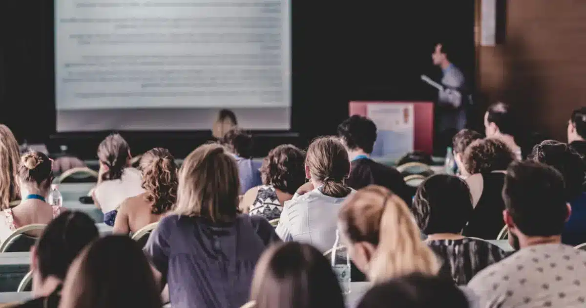 Το ερώτημα που απασχολεί χιλιάδες συμπολίτες μας αυτή τη στιγμή είναι πώς μπορούν να αποκτήσουν νέες δεξιότητες χωρίς κόστος και ταυτόχρονα να ενισχύσουν το εισόδημά τους. Η απάντηση βρίσκεται στα νέα προγράμματα κατάρτισης που προσφέρουν εκπαιδευτικό επίδομα 400 ευρώ (ή και υψηλότερο ανάλογα με τις ώρες παρακολούθησης), δίνοντας μια ουσιαστική ανάσα σε όσους αναζητούν την επόμενη επαγγελματική τους στέγη.