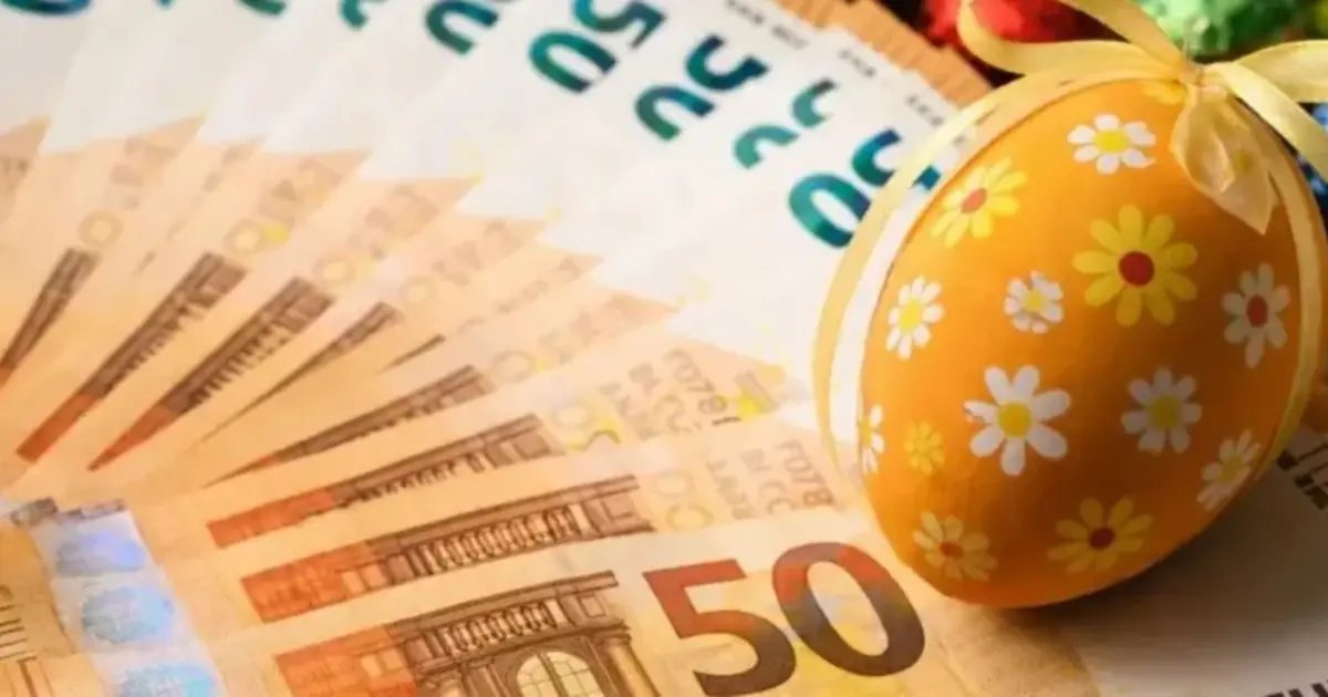 Το Δώρο Πάσχα 2026 υπολογίζεται με βάση τον νέο κατώτατο μισθό που βρίσκεται ήδη σε ισχύ, γεγονός που σημαίνει ότι οι εργαζόμενοι στον ιδιωτικό τομέα θα δουν μια μικρή αλλά ουσιαστική αύξηση στα χρήματα που θα μπουν στους λογαριασμούς τους λίγες ημέρες πριν από τη Μεγάλη Εβδομάδα. Η καταβολή του δώρου πρέπει να γίνει το αργότερο μέχρι τη Μεγάλη Τετάρτη, 8 Απριλίου 2026, ενώ η περίοδος που προσμετράται για τον υπολογισμό του ξεκινά από την 1η Ιανουαρίου και φτάνει έως τις 30 Απριλίου.