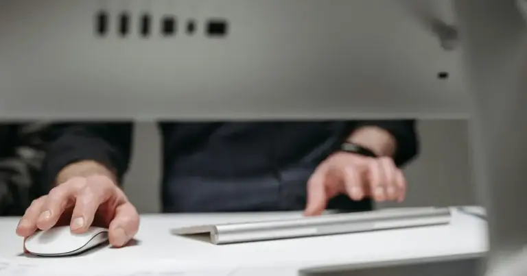 Από τη Δευτέρα 20 Απριλίου 2026, οι επιχειρήσεις και οι άνεργοι έχουν μια νέα ευκαιρία για απασχόληση, καθώς ανοίγει η πλατφόρμα της ΔΥΠΑ για το νέο πρόγραμμα επιδότησης μισθού που αφορά 1.000 θέσεις εργασίας. Το πρόγραμμα στοχεύει στην άμεση απορρόφηση προσωπικού σε δυναμικούς κλάδους της οικονομίας, προσφέροντας ισχυρά κίνητρα στους εργοδότες για να προχωρήσουν σε νέες προσλήψεις, καλύπτοντας ένα σημαντικό μέρος του μισθολογικού και μη μισθολογικού κόστους.