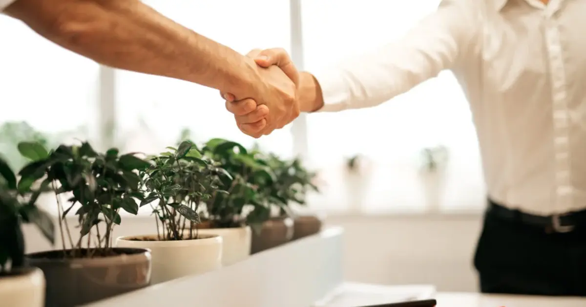 Ανοίγει από σήμερα η ψηφιακή πλατφόρμα της ΔΥΠΑ για την υποβολή αιτήσεων στο νέο μεγάλο πρόγραμμα που προσφέρει 10.000 νέες θέσεις εργασίας στον ιδιωτικό τομέα, με τον μισθό να φτάνει έως τα 920 ευρώ (καθαρά και ασφαλιστικές εισφορές).