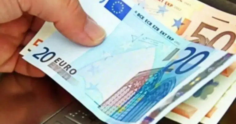 Από σήμερα, το επίδομα ανεργίας της ΔΥΠΑ αναπροσαρμόζεται προς τα πάνω, φτάνοντας πλέον τα 20,40 ευρώ την ημέρα, γεγονός που φέρνει το μηνιαίο βοήθημα στα 509,71 ευρώ.