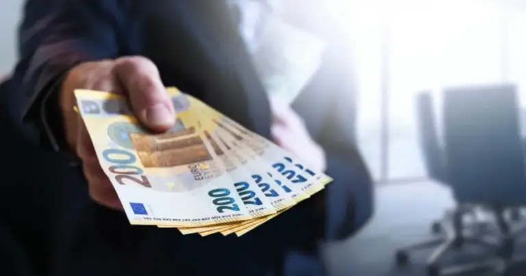 Μια νέα ευκαιρία απασχόλησης ανοίγει για 5.000 άνεργους, οι οποίοι θα έχουν τη δυνατότητα να ενταχθούν σε ένα νέο πρόγραμμα της ΔΥΠΑ που εξασφαλίζει μηνιαίες αποδοχές της τάξεως των 1.100 ευρώ. Το πρόγραμμα αυτό έρχεται να δώσει «ανάσα» σε χιλιάδες συμπολίτες μας που αναζητούν μια σταθερή εργασία με αξιοπρεπείς όρους, εστιάζοντας στην άμεση απορρόφηση του εργατικού δυναμικού σε θέσεις πλήρους απασχόλησης.