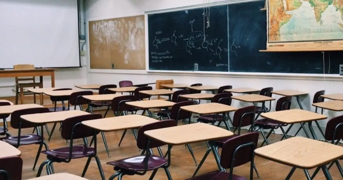 Η δράση αυτή, που τρέχει ήδη για την τρέχουσα περίοδο του 2026, στοχεύει στην άμεση διασύνδεση των νέων με την αγορά εργασίας, προσφέροντας όχι μόνο δωρεάν σπουδές αλλά και πιστοποίηση δεξιοτήτων που αναζητούν οι επιχειρήσεις σήμερα.