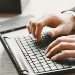 Από αύριο, Τρίτη 14 Απριλίου, η ΔΥΠΑ ενεργοποιεί ξανά το σύστημα πληρωμών και τις ψηφιακές πλατφόρμες για μια σειρά από επιδόματα, δώρα Πάσχα και προγράμματα απασχόλησης που είχαν «παγώσει» λόγω των τραπεζικών αργιών και των εορτών. Με την επιστροφή στην κανονικότητα μετά τη Δευτέρα του Πάσχα, χιλιάδες δικαιούχοι θα δουν τις πιστώσεις στους λογαριασμούς τους, ενώ παράλληλα ανοίγουν οι προθεσμίες για κρίσιμα vouchers κατάρτισης και προσλήψεις μέσω επιδοτούμενων δράσεων.